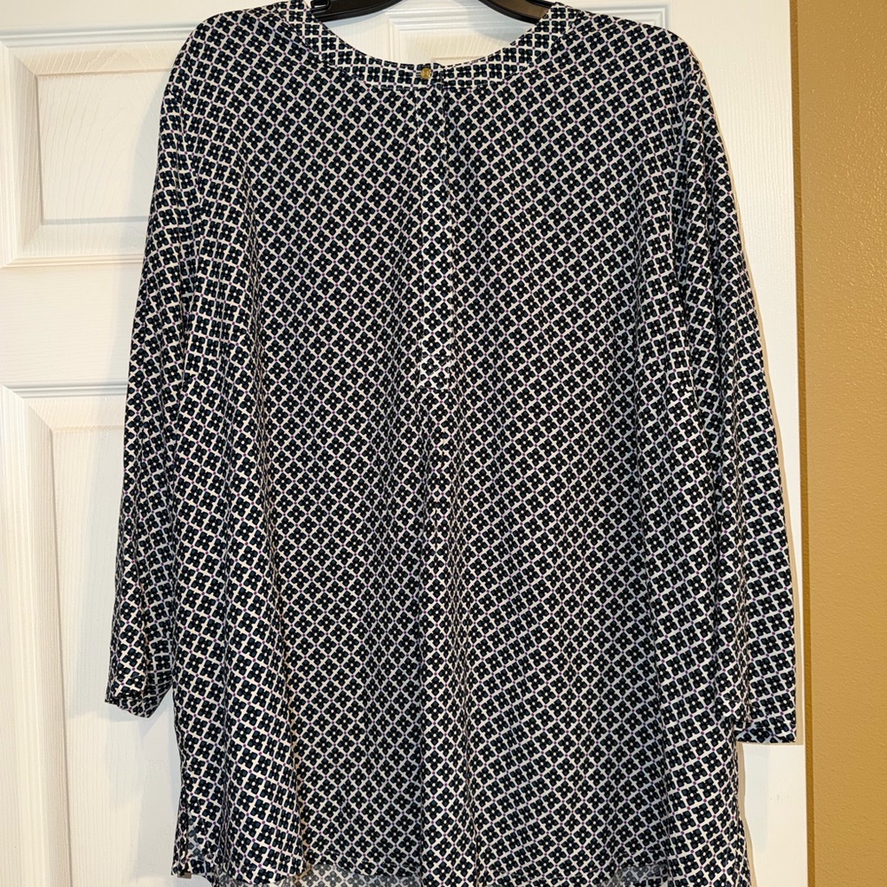 Liz Claiborne Black and White Geometric Long Sleeve Blouse. EUC